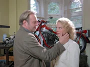 MDR Fernsehen ELVIS UND DER KOMMISSAR I. STAFFEL FOLGE 1, "Kubanische Zigarren", am Montag (16.03.15) um 22:50 Uhr. Behringers (Jan-Gregor Kremp, l.) Ex-Frau Lilo (Tessa Mittelstaedt, r.) bittet ihn um Hilfe für ihren neuen Lebensgefährten, Behringers Chef Seibold.