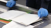 CBP-Beamter Nabholz pr&uuml;ft in Philadelphia die Unterlagen eines Passagiers, die dieser zur Best&auml;tigung seiner Reise zu seiner Frau auf den Philippinen vorgelegt hat.