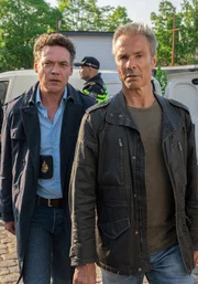 Gemeinsame Ermittlungen: Kommissar Bram de Groot (Fedja van Huêt, li.) und sein deutscher Kollege Alex Pollack (Hannes Jaenicke, re.). Gemeinsame Ermittlungen: Kommissar Bram de Groot (Fedja van Huêt, li.) und sein deutscher Kollege Alex Pollack (Hannes Jaenicke, re.).
