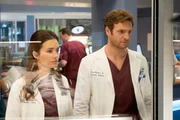 Torrey DeVitto als Natalie Manning, Nick Gehlfuss als Will Halstead. Torrey DeVitto als Natalie Manning, Nick Gehlfuss als Will Halstead.