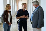 Polizeihauptmeister Mohr (Max Müller, M.) informiert die Kommissare Stadler (Dieter Fischer, r.) und Winter (Vanessa Eckart) über seine ersten Recherchen im aktuellen Mordfall. Polizeihauptmeister Mohr (Max Müller, M.) informiert die Kommissare Stadler (Dieter Fischer, r.) und Winter (Vanessa Eckart) über seine ersten Recherchen im aktuellen Mordfall.