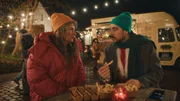 Nachdem der Weihnachtsabend abrupt endete, gehen Alice (Tina de Bruin) und ihr Sohn Roel (Robbert Vervloet) mit Julia auf den Weihnachtsmarkt. Hier wird Roel gleich eine unangenehme Wahrheit erfahren. Nachdem der Weihnachtsabend abrupt endete, gehen Alice (Tina de Bruin) und ihr Sohn Roel (Robbert Vervloet) mit Julia auf den Weihnachtsmarkt. Hier wird Roel gleich eine unangenehme Wahrheit erfahren.