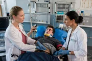 Dr. Sherbaz (Sanam Afrashteh, r.) und Assistenzärztin Julia Berger (Mirka Pigulla, l.) versorgen Viktor Lehmann (Jonathan E. Weiske, M.), der von einem Auto angefahren wurde. Dr. Sherbaz (Sanam Afrashteh, r.) und Assistenzärztin Julia Berger (Mirka Pigulla, l.) versorgen Viktor Lehmann (Jonathan E. Weiske, M.), der von einem Auto angefahren wurde.