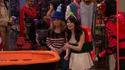 L-R: Sam Puckett (Jennette McCurdy), Carly Shay (Miranda Cosgrove)