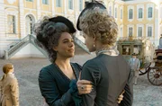 Königin Marie Antoinette (Verena Altenberger, li.) verabschiedet sich von Gräfin von Greiner (Lisa Vicari) vor der Hofburg. Königin Marie Antoinette (Verena Altenberger, li.) verabschiedet sich von Gräfin von Greiner (Lisa Vicari) vor der Hofburg.
