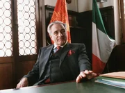 Brunettis Vorgesetzter Patta (Michael Degen) hat wieder einmal seine eigene Theorie. Brunettis Vorgesetzter Patta (Michael Degen) hat wieder einmal seine eigene Theorie.