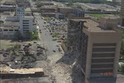 Das bombardierte Alfred P. Murrah Federal Building und die verbrannten Autos auf dem Parkplatz sind am 19. April in Oklahoma City, Okla. von oben zu sehen (Danny Atchley)
