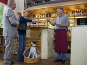 Erneut soll Jakob Heilmann auf Hund Hugo aufpassen. Als dieser von Professor Simoni (Dieter Bellmann, links) und Oberschwester Ingrid (Jutta Kammann, Mitte) gebracht wird, ist jedoch nur Dr. Roland Heilmann (Thomas Rühmann) da, der Jakob an seinem freien Tag unterstützen will.