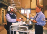 Da sich bis auf Kittler (Egon Hofmann) die ganze Belegschaft aus Protest gegen Eva Baals (Karen Böhne) Vorgehen beim Aufstand krank gemeldet hat, muss sie jetzt mit Kittler alleine das Essen verteilen.