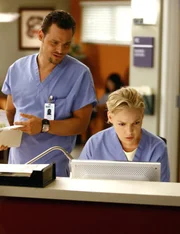 Ein turbulentes erstes Jahr liegt hinter den Anfängern und jetzt dürfen Izzie (Katherine Heigl, r.) und Alex (Justin Chambers, l.) Assistenzärzte anleiten ...
