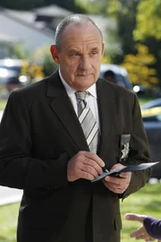 Captain Brass (Paul Guilfoyle) vernimmt Judy Robbins. Dabei drängt sich ihm der Verdacht auf, dass Doc Robbins" Frau ein Verhältnis mit dem Toten hatte... Captain Brass (Paul Guilfoyle) vernimmt Judy Robbins. Dabei drängt sich ihm der Verdacht auf, dass Doc Robbins" Frau ein Verhältnis mit dem Toten hatte...