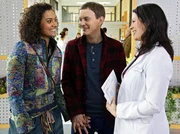 Fabian Althaus will in der Sachsenklinik noch einmal das Gespräch mit seinem Vater suchen, trifft ihn aber dort nicht an. Fabian würde ihm gern seine Verlobte Mae Peters vorstellen, die ein Kind erwartet.