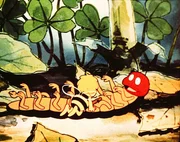 Maja probiert den Klang der einzelnen Tausendfüßler-Beine aus und sie entdeckt einen Mißton beim dritten, linken Vorderbein.