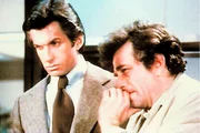 Lt. Columbo (Peter Falk, re.) befragt den Psychiater Dr. Marcus Collier (George Hamilton) zu dem Mord an Karl Donner.