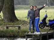 Tim Frese (Robert Herrmanns) und Jannik Peters (Timothy Boldt) feiern die bestandene Gesellenprüfung Janniks bei einem gemeinsamen Angelausflug.