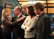 (v.l.) Catherine (Marg Helgenberger) verabschiedet sich von Captain Brass (Paul Guilfoyle), D.B. Russell (Ted Danson), Sara (Jorja Fox) und Greg (Eric Szmanda). (v.l.) Catherine (Marg Helgenberger) verabschiedet sich von Captain Brass (Paul Guilfoyle), D.B. Russell (Ted Danson), Sara (Jorja Fox) und Greg (Eric Szmanda).