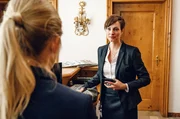Felicitas Beck (Dagny Dewath, r.) nimmt eine Pistole aus dem Tresor, w&auml;hrend ihr Jana Kupka (Anna Ewelina, l.) erstaunt zuschaut.