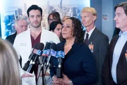 Chicago Med Nachtschicht - Graveyard Shift Staffel 2, Episode 11 Sie verk&uuml;nden die gut verlaufene OP vor den Medien: Colin Donnell als Dr. Connor Rhodes, S. Epatha Merkerson als Sharon Goodwin