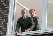 Behringers Chef (Florian Fitz, l.) schaut entsetzt aus dem Fenster des Präsidiums, und der Kommissar (Jan-Gregor Kremp, r.) blickt ihm verblüfft über die Schulter: In Seibolds Dienstwagen ist eine Bombe explodiert.
