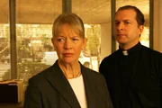 Haben Father Justin Miller (Daniel Jenkins, r.) und Principal Parker (Dorothy Lyman, l.) etwas zu verbergen? Haben Father Justin Miller (Daniel Jenkins, r.) und Principal Parker (Dorothy Lyman, l.) etwas zu verbergen?