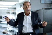 Dirnberger diskutiert über den Hergang der Tat. ( Otto Dirnberger (Dietrich Siegl)).   "SOKO Wien - Becks Blues": Oberst Dirnberger in seinem Büro. Fotograf: Petro Domenigg