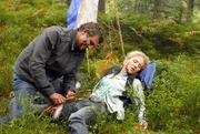 Beim Absturz mit dem Fallschirm fern der Zivilisation hat sich Andrea (Tessa Mittelstaedt) schwer verletzt und muss dringend ins Krankenhaus. Auch Martin (Hans Sigl) hat den Absturz nicht unbeschadet überstanden.