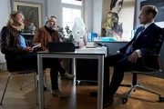 Die Kommissare Winter (Vanessa Eckart, l.) und Stadler (Dieter Fischer, M.) befragen den Marketingleiter der Duftmanufaktur, Volker Reuther (Sebastian M&uuml;ller-Stahl, r.) nach seinem Verh&auml;ltnis zu seinem ermordeten Chef.