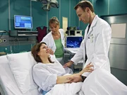 Die schwangere Silvia Kladow (Ann-Cathrin Sudhoff, links) muss sofort operiert werden. Dr. Martin Stein (Bernhard Bettermann) und Schwester Yvonne (Maren Gilzer) versuchen sie zu beruhigen.