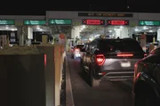 Fahrzeuge warten in der Schlange, um nachts die Grenze von El Paso, Texas, zu passieren.