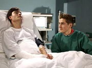 ARD/MDR IN ALLER FREUNDSCHAFT: FOLGE 548, "Die Stunde der Wahrheit". Tim Frese (Robert Herrmanns, li.) geht es noch immer schlecht, aber die Operation verlief erfolgreich.