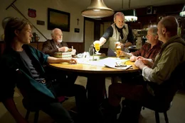 Die Runde in Maslows Kneipe diskutiert die Erscheinung des Ufos. Ben (Sven Gielnik), Karl (Klaus A. M&uuml;ller-Oi), Willi (Olaf Andreas Kr&auml;tke) und Horst (Christof Wackernagel) wissen noch nicht, dass Maslow (Joachim Kr&oacute;l) der Urheber der Sensation ist.