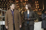 Vom M&ouml;rder bekommen Richard Castle (Nathan Fillion, l.) und Kate Beckett (Stana Katic, r.) den Hinweis, dass sie die n&auml;chste Leiche in einem Karussell am Central Park finden werden.