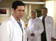 Dr. Philipp Brentanos (Thomas Koch, links) Urinprobe weist auch in der zweiten Laboruntersuchung einen erhöhten Amphetaminwert auf. Bei einem Gespräch mit Prof. Gernot Simoni (Dieter Bellmann, Mitte) und Dr. Roland Heilmann (Thomas Rühmann) kann er keine Erklärung dafür geben und wird vorläufig vom Dienst suspendiert.