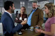 Der neue Controller Daniel Donato (Paul Brusa) sorgt mit seiner sympathischen Art bei den Kommissaren Winter (Vanessa Eckart, 2.v.l.) und Stadler (Dieter Fischer, 2.v.r.) sowie bei Christin Lange (Sarah Thonig) f&uuml;r heitere Stimmung.