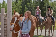 Amy (Amber Marshall, li) hat wenig Zeit für die Sorgen von Mallory (Jessica Amlee, Mitte) und Jake (Jake Church). Amy (Amber Marshall, li) hat wenig Zeit für die Sorgen von Mallory (Jessica Amlee, Mitte) und Jake (Jake Church).