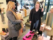 Kandidatin Kera (r.) mit Shoppingbegleitung Katrin