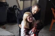 Odafin 'Fin' Tutuola (Ice-T) versucht zu Tr&ouml;sten: Dana Kelley (Teri Polo) findet ihren erstochenen Sohn Eric Byers (Marshall Allman).
