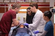 Chicago Med Staffel 10, Folge 4. Luke Mitchell als Dr. Mitch Ripley, Marlyne Barrett als Maggie Lockwood, Devin Kawaoka als Kai Tanaka-Reed, Lynette Lee als Nancy. Chicago Med Staffel 10, Folge 4. Luke Mitchell als Dr. Mitch Ripley, Marlyne Barrett als Maggie Lockwood, Devin Kawaoka als Kai Tanaka-Reed, Lynette Lee als Nancy.