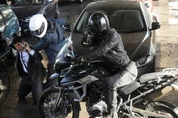 Der Gefangenentransport wird von einer Motorrad-Gang &uuml;berfallen. Agent Ed Lansbury (Ronan Summers) kann gegen die &Uuml;bermacht nichts ausrichten.