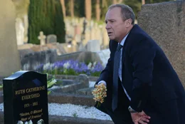 Harry (Peter Firth) trauert um seine verstorbene Geliebte.