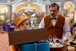 Timm Thaler (Arved Friese) heuert im Grand Hotel an und findet in Kreschimir (Charly Hübner) einen Freund.