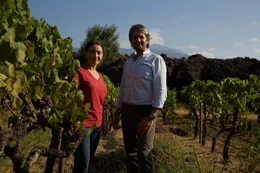 Chiara Vigo und ihr Mann Ginaluca sind Winzer am &Auml;tna. Die erstarrte Lava im Hintergrund erinnert sie immer wieder an den gro&szlig;en Ausbruch, der den Besitz der Familie einst bedrohte.