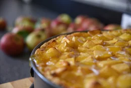 Die Apfel-Weintorte, die mit den hauseigenen &Auml;pfeln gebacken wird, ist eine Spezialit&auml;t von Margarita Huber, der Chefin vom Anderlbauer in Frasdorf.
