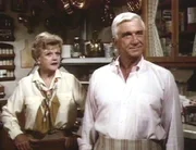 David Everett (Leslie Nielson) besucht seine alte Freundin Jessica Fletcher (Angela Lansbury) in Cabot Cove.