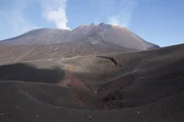 Asche- und riesige Lavafelder dominieren die Welt um den &Auml;tna. Durch Ausbr&uuml;che &auml;ndert sich st&auml;ndig das Landschaftsbild.