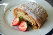 Apfelstrudel angerichtet, Krems.