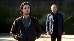 Harry (Peter Firth, r.) erz&auml;hlt Will (Kit Harington, l.) die Wahrheit &uuml;ber den Tod seines Vaters.