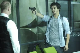Der Terrorist Adem Qasim (Elyes Gabel, r.) st&uuml;rmt mit seinen M&auml;nnern das Hauptquartier des MI5 und bedroht den Chef-Agenten Oliver Mace (Tim McInnerny, l.).