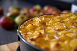 Die Apfel-Weintorte, die mit den hauseigenen &Auml;pfeln gebacken wird, ist eine Spezialit&auml;t von Margarita Huber, der Chefin vom Anderlbauer in Frasdorf.