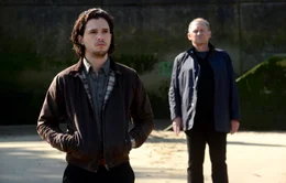 Harry (Peter Firth, r.) erz&auml;hlt Will (Kit Harington, l.) die Wahrheit &uuml;ber den Tod seines Vaters.